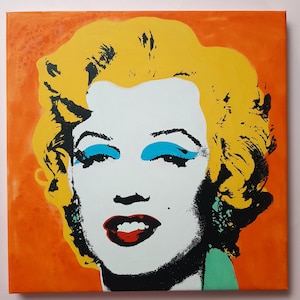Puede incluir: Una pintura de estilo pop art de Marilyn Monroe con cabello amarillo, sombra de ojos azul y labios rojos. El fondo es naranja.