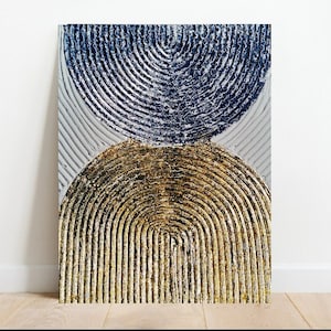 Könnte beinhalten: Abstrakte Malerei mit zwei großen, strukturierten Halbkreisen. Der obere Halbkreis ist blau und der untere Halbkreis ist golden.