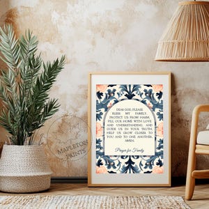 Puede incluir: Una impresi&oacute;n enmarcada con un dise&ntilde;o floral azul y blanco y una oraci&oacute;n para la familia. El texto dice: "Querido Dios, por favor bendice a mi familia. Prot&eacute;genos del da&ntilde;o, llena nuestro hogar de amor y comprensi&oacute;n, y gu&iacute;anos en tu verdad. Ay&uacute;danos a acercarnos a ti y a los dem&aacute;s. Am&eacute;n. Oraci&oacute;n para la familia"