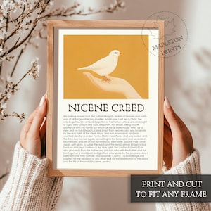 Puede incluir: Una impresi&oacute;n de arte imprimible con un fondo amarillo y una paloma blanca en una mano. La impresi&oacute;n presenta el texto "Nicene Creed" y el texto completo del credo.