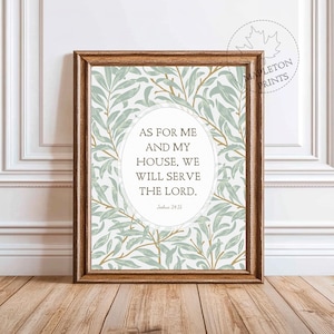 Può includere: Stampa incorniciata con il testo "AS FOR ME AND MY HOUSE, WE WILL SERVE THE LORD." Lo sfondo presenta un motivo a foglie verde chiaro e oro. La cornice è di colore marrone caldo e la stampa è esposta su una superficie di legno.