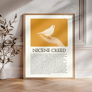 Puede incluir: Un p&oacute;ster de arte de pared imprimible con un fondo amarillo y una paloma blanca posada en una mano. El p&oacute;ster presenta el texto "Nicene Creed" y el texto completo del credo en fuente negra.