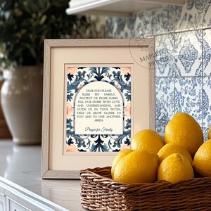 Puede incluir: Una impresi&oacute;n enmarcada con un dise&ntilde;o floral azul y blanco y una oraci&oacute;n para la familia. El texto dice: "Querido Dios, por favor bendice a mi familia. Prot&eacute;genos del da&ntilde;o. Llena nuestro hogar de amor y comprensi&oacute;n, y gu&iacute;anos en tu verdad. Ay&uacute;danos a crecer m&aacute;s cerca de ti y de los dem&aacute;s. Am&eacute;n. Oraci&oacute;n para la familia"