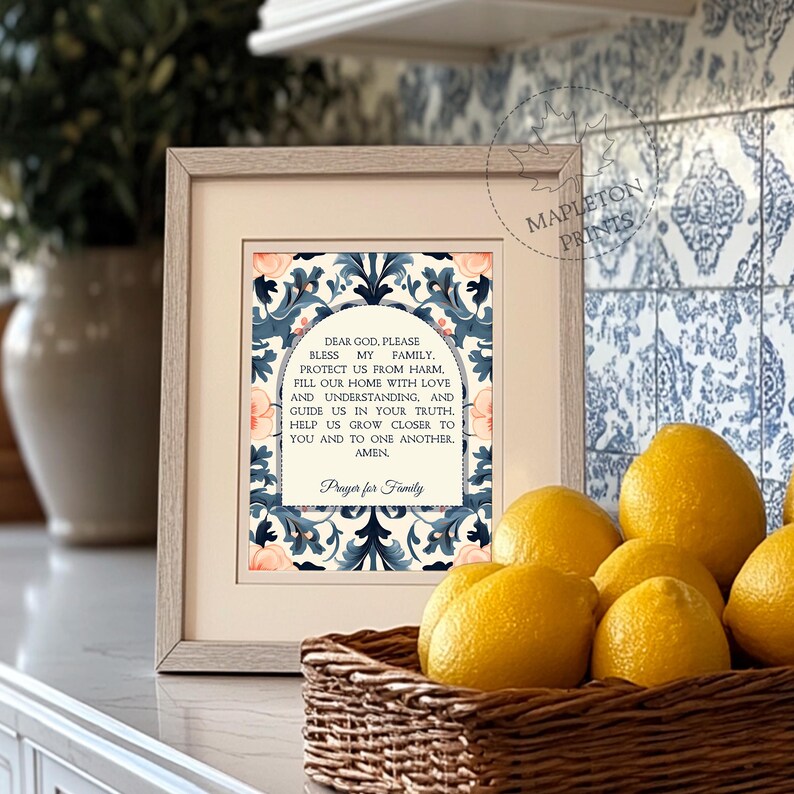 Puede incluir: Una impresi&oacute;n enmarcada con un dise&ntilde;o floral azul y blanco y una oraci&oacute;n para la familia. El texto dice: "Querido Dios, por favor bendice a mi familia. Prot&eacute;genos del da&ntilde;o. Llena nuestro hogar de amor y comprensi&oacute;n, y gu&iacute;anos en tu verdad. Ay&uacute;danos a crecer m&aacute;s cerca de ti y de los dem&aacute;s. Am&eacute;n. Oraci&oacute;n para la familia"