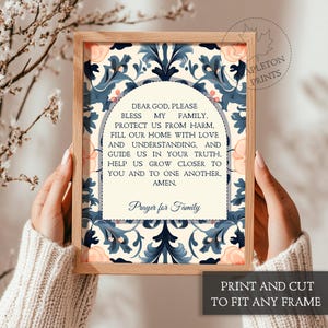 Puede incluir: Una oraci&oacute;n imprimible para la familia, con un dise&ntilde;o floral azul y blanco con acentos de melocot&oacute;n. El texto dice "Querido Dios, por favor bendice a mi familia. Prot&eacute;genos del da&ntilde;o, llena nuestro hogar de amor y comprensi&oacute;n, y gu&iacute;anos en tu verdad. Ay&uacute;danos a acercarnos a ti y a los dem&aacute;s. Am&eacute;n. Oraci&oacute;n para la familia."