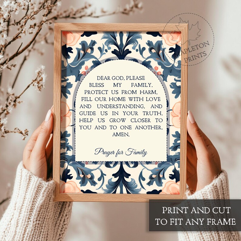 Puede incluir: Una oraci&oacute;n imprimible para la familia, con un dise&ntilde;o floral azul y blanco con acentos de melocot&oacute;n. El texto dice "Querido Dios, por favor bendice a mi familia. Prot&eacute;genos del da&ntilde;o, llena nuestro hogar de amor y comprensi&oacute;n, y gu&iacute;anos en tu verdad. Ay&uacute;danos a acercarnos a ti y a los dem&aacute;s. Am&eacute;n. Oraci&oacute;n para la familia."