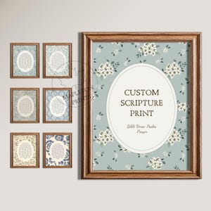 Peut inclure: Plusieurs impressions de versets bibliques personnalisées encadrées. L'impression principale présente un fond floral avec le texte "CUSTOM SCRIPTURE PRINT" et "Bible Verse Psalm Prayer". De petites impressions avec divers motifs floraux sont également affichées.