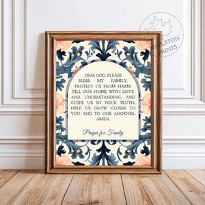 Puede incluir: Una oraci&oacute;n imprimible para la familia con un borde floral decorativo en tonos azules y melocot&oacute;n. La oraci&oacute;n dice: "Querido Dios, por favor bendice a mi familia. Prot&eacute;genos del da&ntilde;o. Llena nuestro hogar de amor y comprensi&oacute;n, y gu&iacute;anos en tu verdad. Ay&uacute;danos a acercarnos a ti y a los dem&aacute;s. Am&eacute;n. Oraci&oacute;n para la familia"