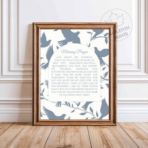 Op de afbeelding: Een printbaar wandkunstontwerp met een witte achtergrond en een blauwe boog. De boog heeft een ochtendgebed met een blauw vogelontwerp. De tekst luidt: "God, richt mijn denken vandaag zo dat het bevrijd is van zelfmedelijden, oneerlijkheid, eigen wil, eigenbelang en angst. God, inspireer mijn denken, mijn beslissingen en mijn intuïtie, help me om te ontspannen en de dingen rustig aan te pakken, bevrijd me van twijfel en besluiteloosheid. Leid me door deze dag en laat me mijn volgende stap zien. God, geef me wat ik nodig heb om voor alle problemen te zorgen, ik vraag je om al deze dingen, zodat ik jou en mijn medemens maximaal kan dienen in de naam van de stappen die ik bid, Amen."