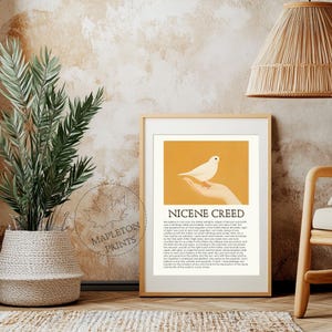 Puede incluir: Una impresi&oacute;n de arte imprimible con una paloma blanca sobre un fondo amarillo. La impresi&oacute;n presenta el texto "Nicene Creed" y un largo p&aacute;rrafo que describe el credo.