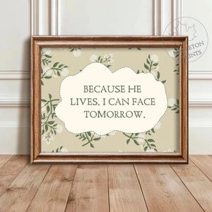 Può includere: Una stampa incorniciata con sfondo beige e motivo floreale bianco. La stampa presenta una nuvola bianca con il testo "Perché lui vive, posso affrontare il domani."