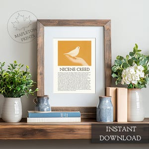 Puede incluir: Una impresi&oacute;n de arte imprimible con una paloma blanca sobre una mano sobre un fondo amarillo. El texto "Nicene Creed" est&aacute; debajo de la imagen y el credo est&aacute; impreso en texto negro.