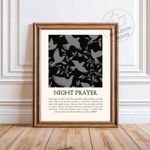Op de afbeelding: Een printbaar wandkunstontwerp met een zwarte achtergrond en grijze silhouetten van vogels en takken. De tekst "NIGHT PRAYER" staat bovenaan het ontwerp. De tekst onder de titel luidt: "God vergeef me waar ik wrokkig, egoïstisch, oneerlijk of bang ben geweest. Help me om niets voor mezelf te houden, maar om alles openlijk met een ander persoon te bespreken - laat me zien waar ik een verontschuldiging verschuldigd ben en help me om die te maken. Help me om vriendelijk en liefdevol te zijn voor alle mensen. Gebruik me in de mainstream van het leven, God. Verwijder zorgen, spijt of ziekelijke (zieke) reflecties, zodat ik nuttig kan zijn voor anderen. AMEN"