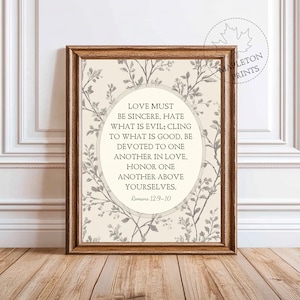 Può includere: Una stampa incorniciata con sfondo beige chiaro e un motivo floreale grigio. Il testo all'interno di un ovale recita: "LOVE MUST BE SINCERE...Romani 12:9-10". La cornice è di colore marrone medio. Un logo Mapleton Prints si trova nell'angolo in alto a destra.