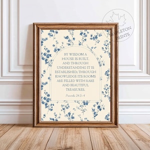 Könnte beinhalten: Gerahmter Druck mit cremefarbenem Hintergrund und blauen Blumenmustern. Der Druck enthält ein Zitat aus Sprüche 24:3-4 in einem bogenförmigen Textfeld. Der Rahmen hat eine warme braune Farbe.