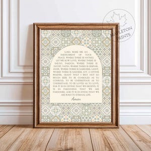 Könnte beinhalten: Ein druckbares Wandbild mit beigefarbenem Hintergrund und einem dekorativen Muster aus grünen und braunen Fliesen. Das Design zeigt ein Gebet für Frieden und Vergebung mit dem Text "Herr, mach mich zu einem Werkzeug deines Friedens..." und "Amen" am unteren Rand.