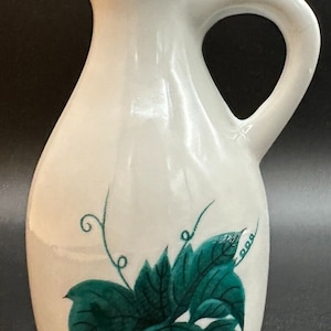 Jarra de azeite com folhas verdes pintadas à mão