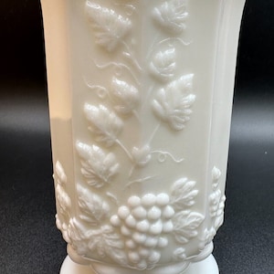 Westmoreland Milchglas-Sellerievase mit Füllungen im Weinblatt-Design