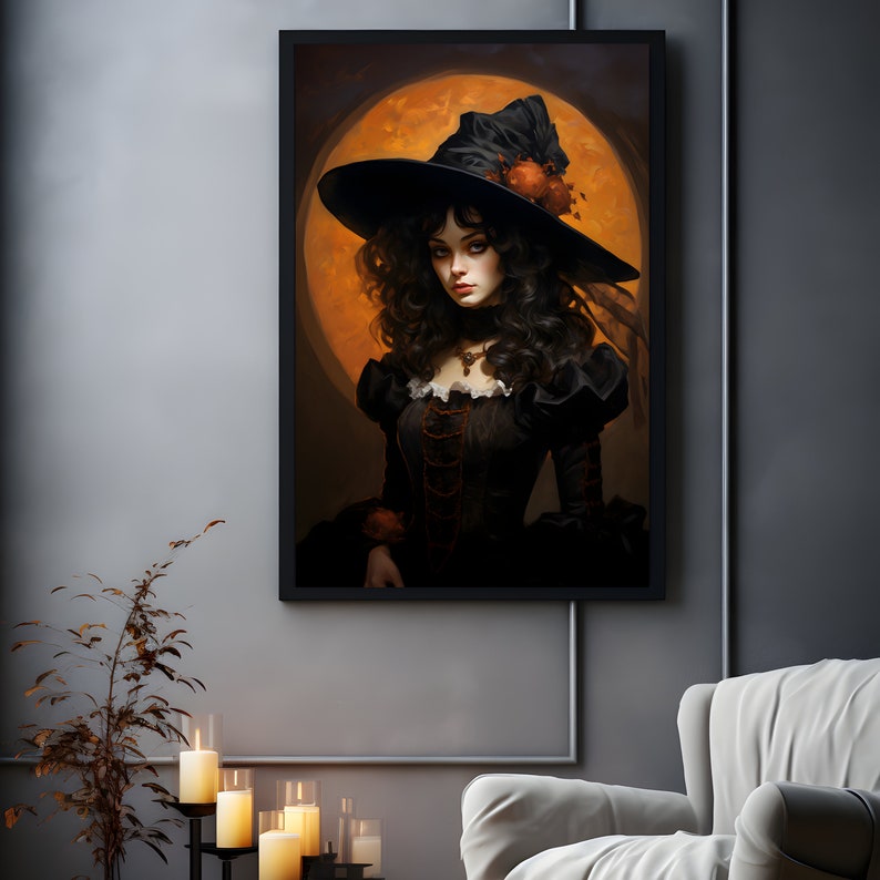 Puede incluir: Un retrato enmarcado de una mujer con un disfraz de bruja negro con un sombrero grande, sobre un fondo naranja. La obra de arte se exhibe en una pared gris, con velas y una planta en primer plano, creando un tema g&oacute;tico o de Halloween.