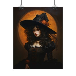 Puede incluir: Un p&oacute;ster de una mujer con un disfraz de bruja negra, sobre un fondo naranja c&aacute;lido. Lleva un gran sombrero negro con adornos y un vestido oscuro. La obra de arte tiene un estilo vintage y pict&oacute;rico.