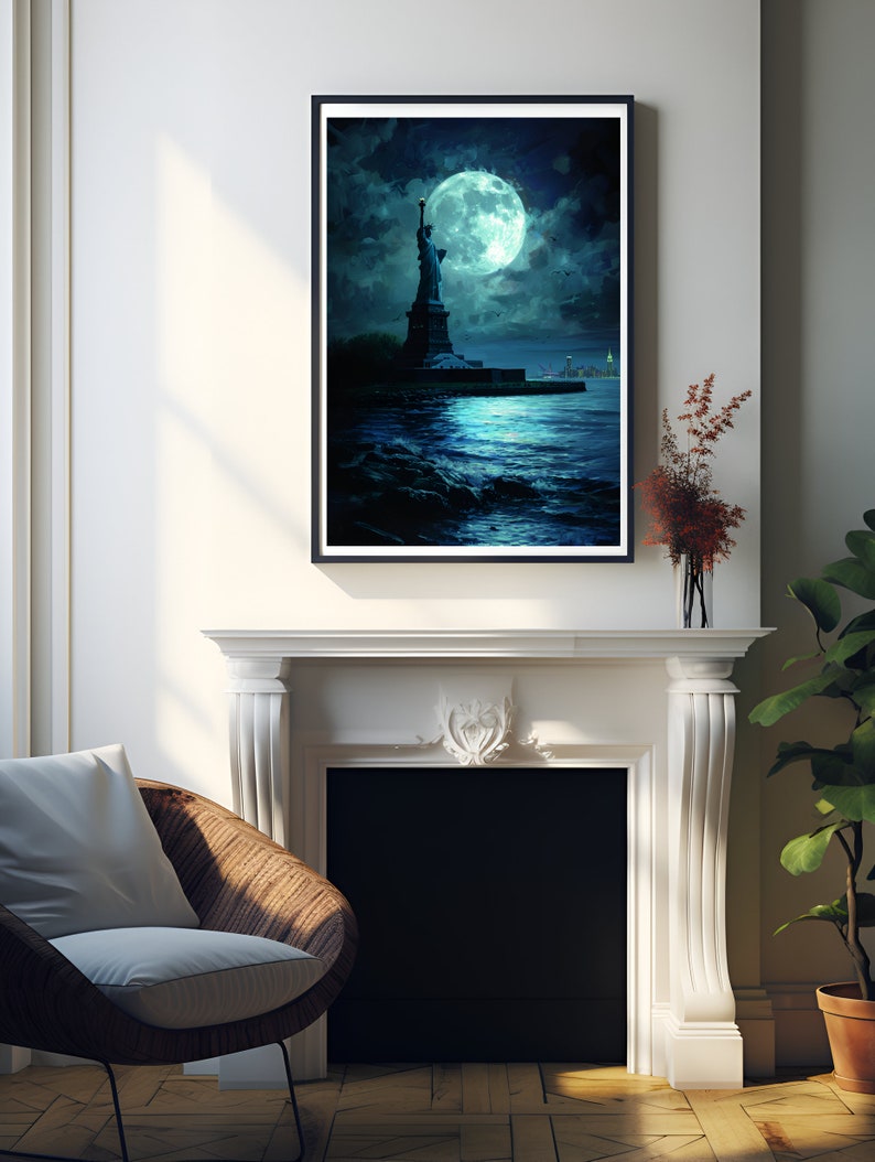 Op de afbeelding: Ingelijste kunstdruk met het Vrijheidsbeeld onder een grote, gloeiende maan. Het kunstwerk gebruikt een donker, sfeervol kleurenpalet met blauw- en tinten, wat een nachtelijke sc&egrave;ne oproept. De print wordt boven een witte open haard getoond.