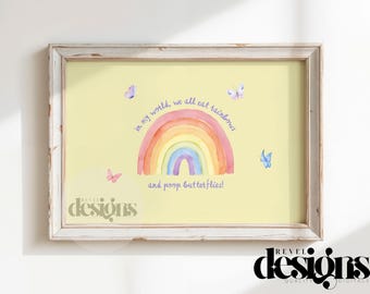 Könnte beinhalten: Gerahmter Druck mit hellgelbem Hintergrund, der einen Aquarell-Regenbogen und Schmetterlinge zeigt. Der Text lautet: „In meiner Welt essen wir alle Regenbogen und kacken Schmetterlinge!“ Der Rahmen ist weiß mit einem Used-Look. Das Revel Designs-Logo befindet sich unten.