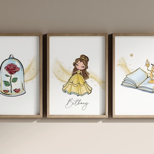 Peut inclure: Trois impressions d'art mural imprimables mettant en scène Belle, un personnage de dessin animé de La Belle et la Bête. La première impression montre Belle dans sa robe de bal jaune. La deuxième impression montre la rose enchantée dans un dôme de verre. La troisième impression montre le livre enchanté et le chandelier.