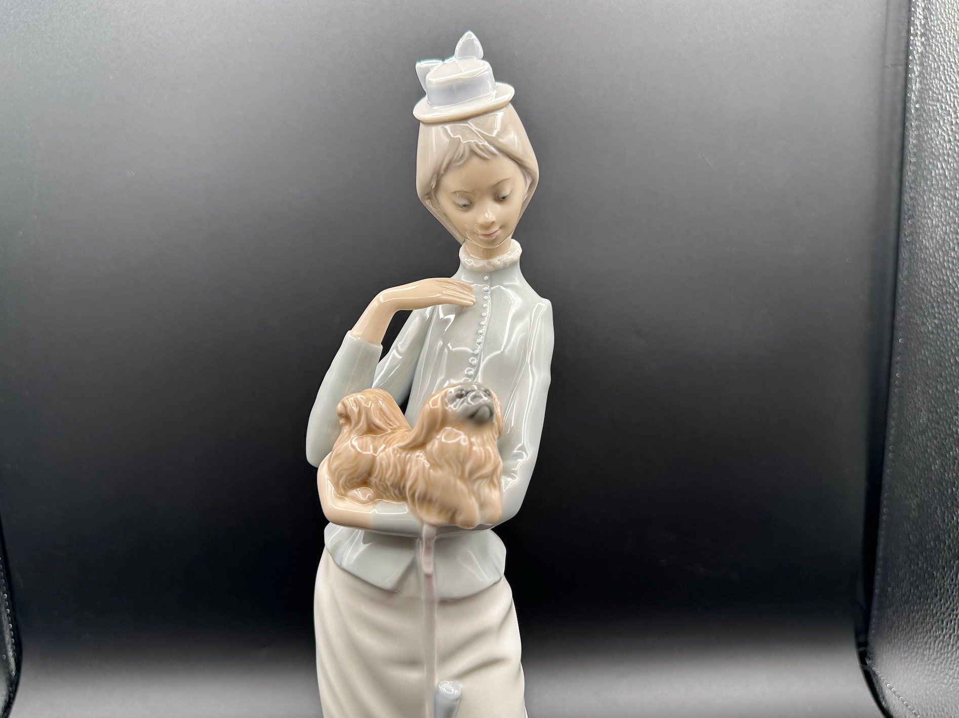 リヤドロ磁器人形：犬を連れた女性、#4893、スペイン製 - Etsy 日本