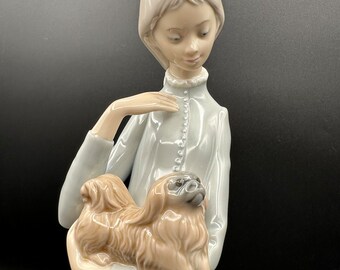 リヤドロ磁器人形：犬を連れた女性、#4893、スペイン製 - Etsy 日本