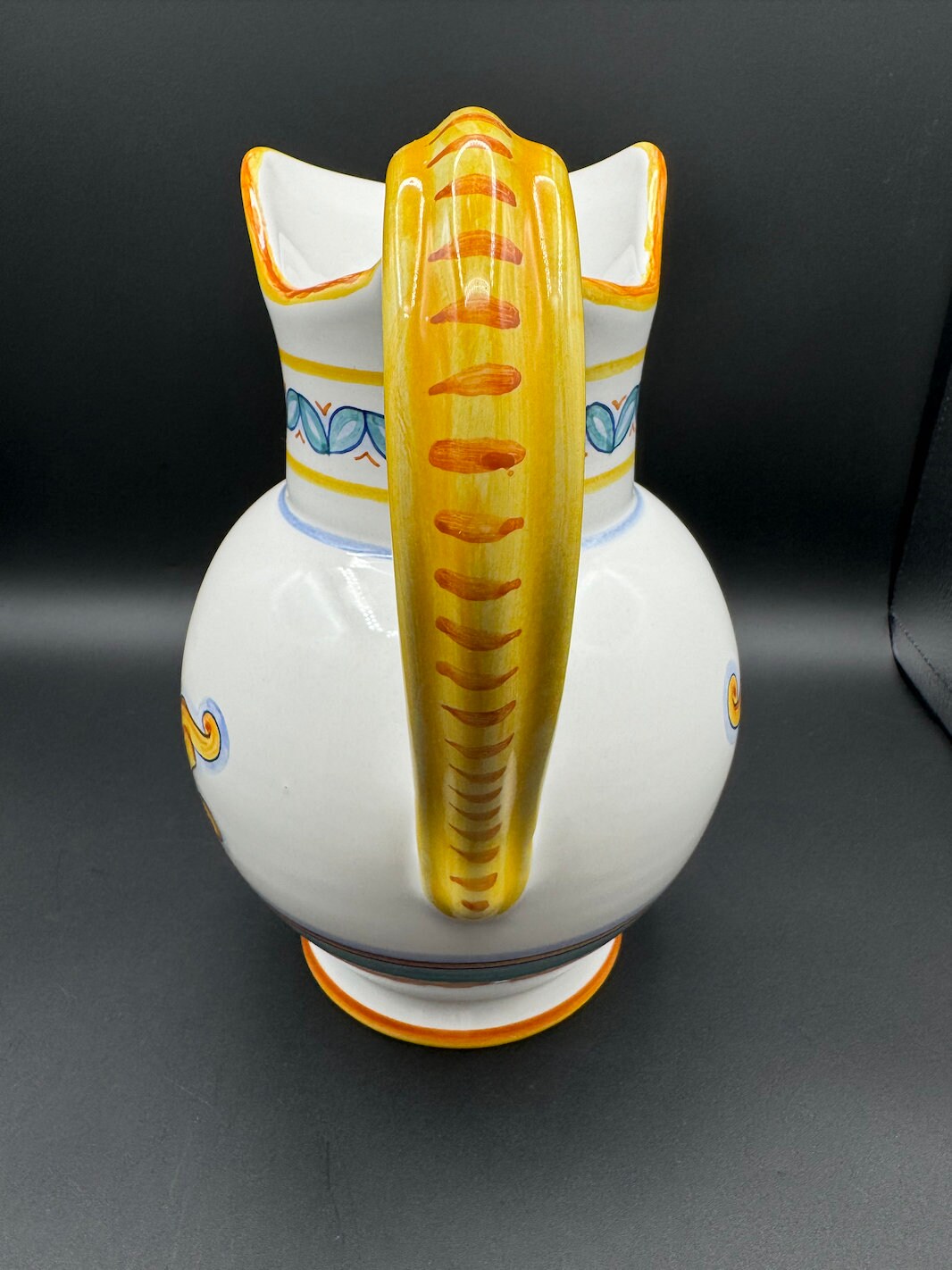 手描きのデルータ陶器ピッチャー：ロイヤルブルーとゴールドのデザイン