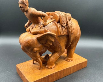 Vintage handgesneden 8''x8'' houten sculptuur man op een olifant