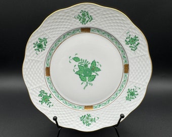 RARE Gorgeous HEREND Chinese Bouquet Green (AV) Hand-painted 8 1/8 in Dessert Luncheon/Salad Plate, Accents of 24kt Gold, Pristine Condition