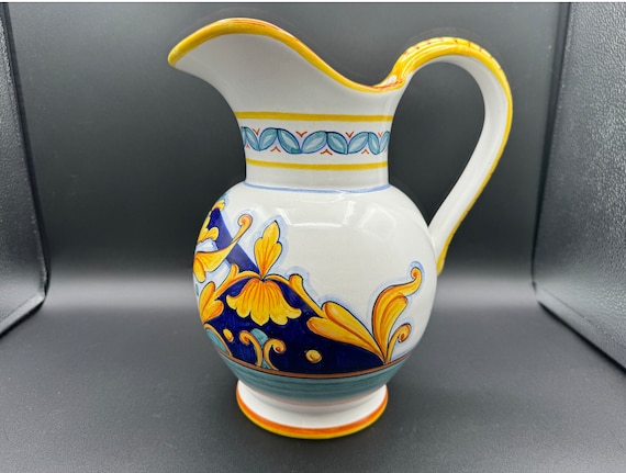 手描きのデルータ陶器ピッチャー：ロイヤルブルーとゴールドのデザイン