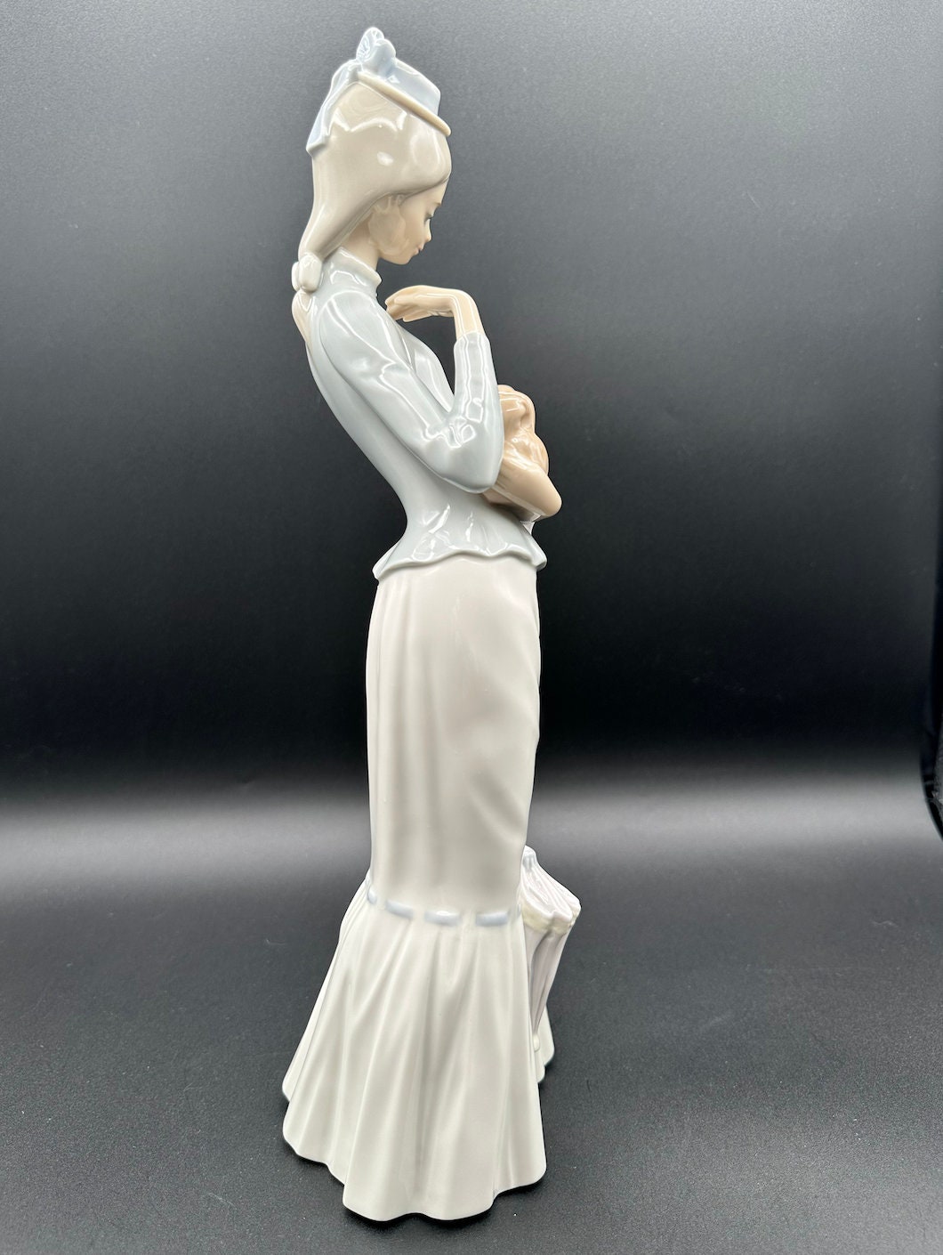 リヤドロ磁器人形：犬を連れた女性、#4893、スペイン製 - Etsy 日本