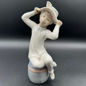 LLADRÓ &quot;Girl With Bonnet&quot; Porcelain Figurine #1147, Glossy Finish