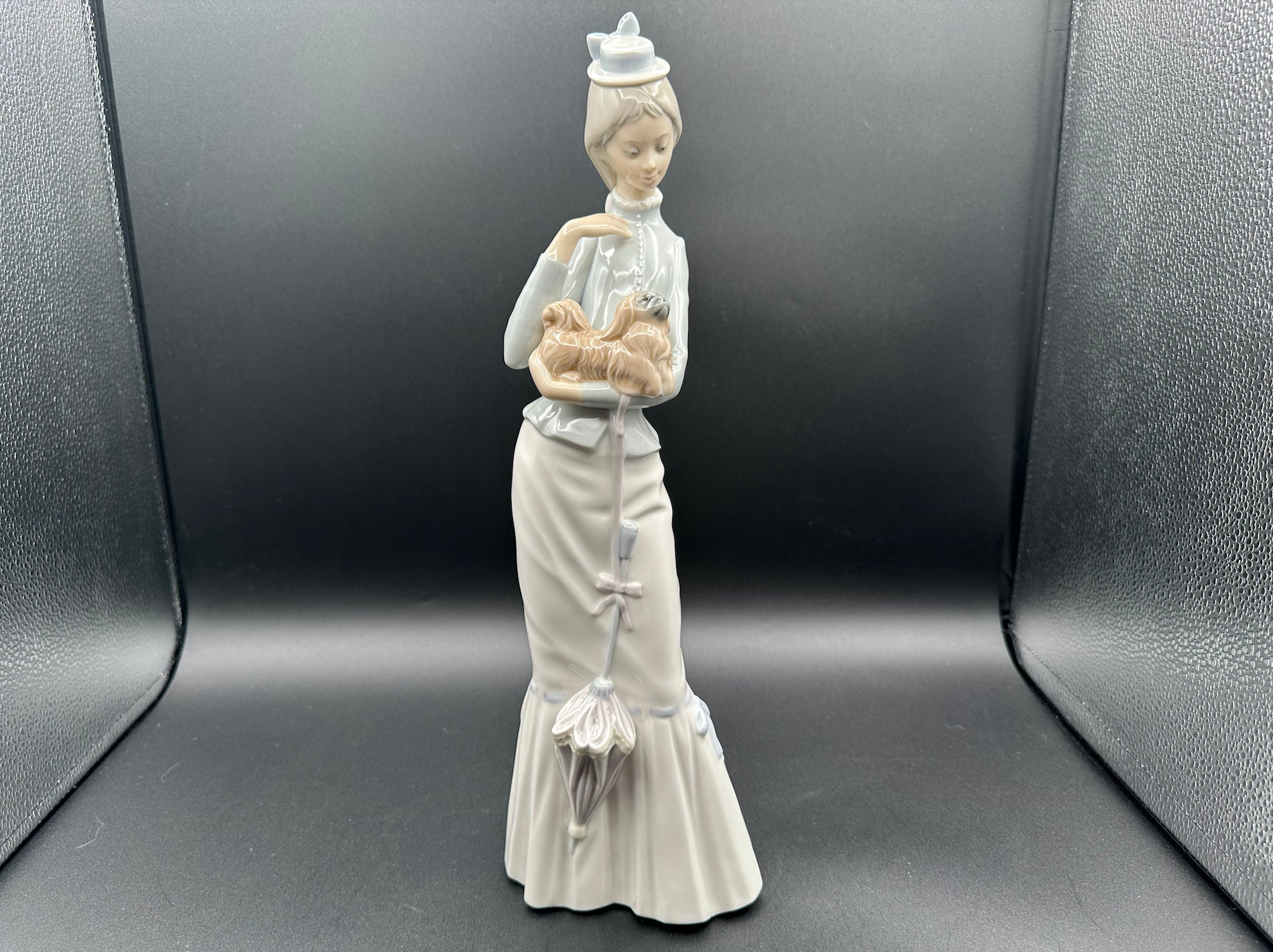 リヤドロ磁器人形：犬を連れた女性、#4893、スペイン製 - Etsy 日本