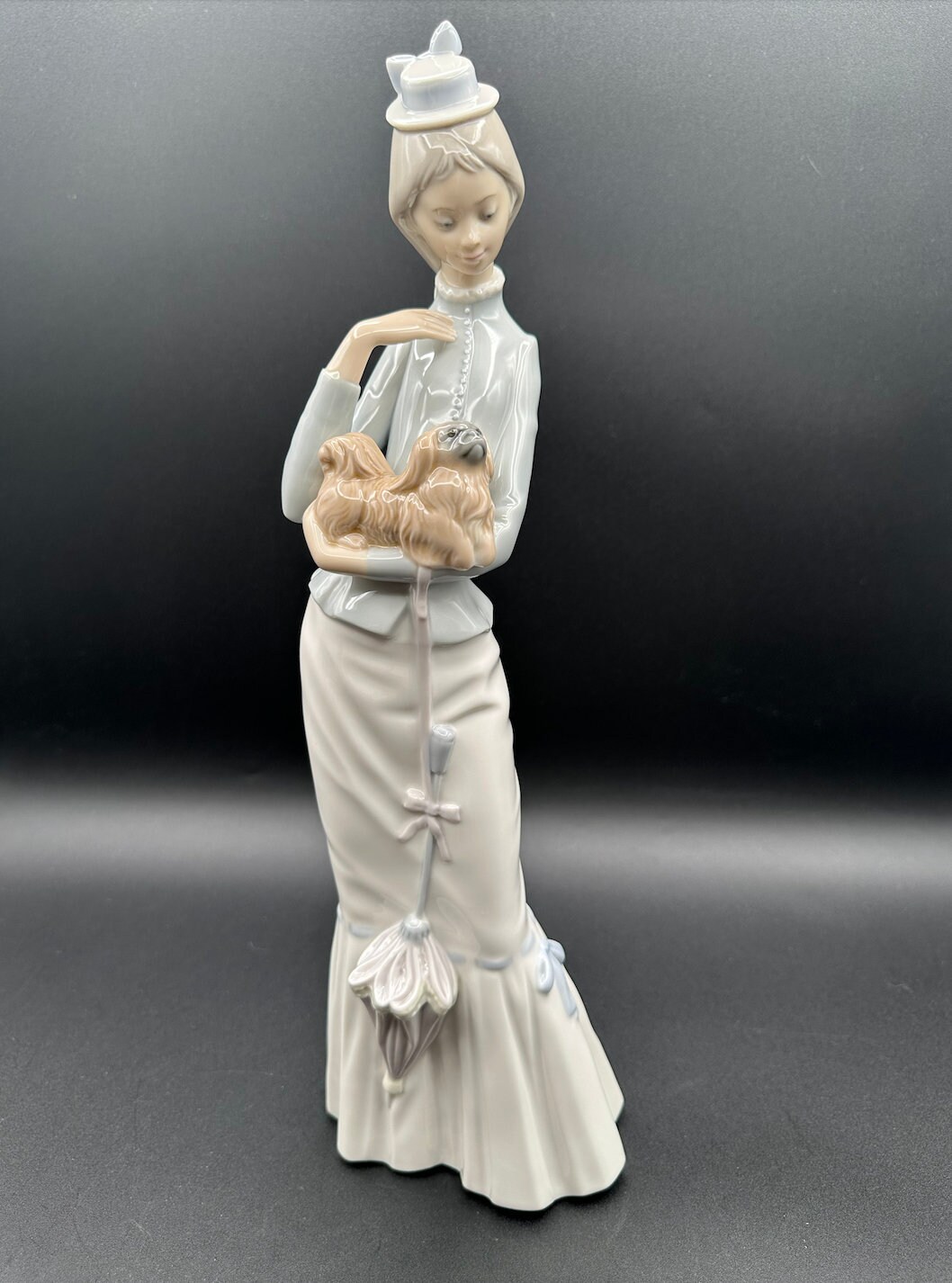 リヤドロ磁器人形：犬を連れた女性、#4893、スペイン製 - Etsy 日本