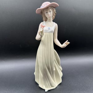 Stunning LLADRÓ NAO Gentle Breeze Girl Figurine in Yellow Dress #1158 Gloss Finish 9.75" Tall, Perfect Condition, Collectible