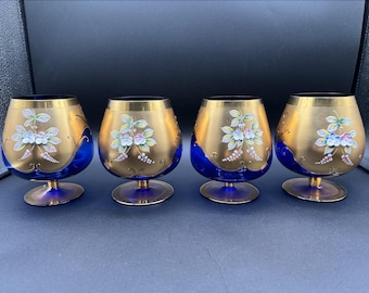 Atemberaubendes Set aus 4 Vintage-Tschechischen Boho Kobalt Blau & Gold Handgemalte Emaille Blumen Brandy Spritzgläser, Sammlerstücke
