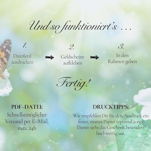 Puede incluir: Una imagen con instrucciones en alem&aacute;n para montar un regalo. Los pasos est&aacute;n numerados e incluyen imprimir, pegar dinero y enmarcar. El texto incluye "PDF-Datei" y "Drucktipps". El fondo es verde suave con acentos florales.