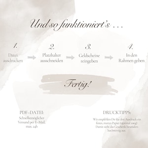 Op de afbeelding: Een diagram dat de stappen laat zien om een gepersonaliseerd cadeau te maken. De stappen zijn: 1. Het bestand afdrukken, 2. De plaatsaanduidingen uitsnijden, 3. Het geld erin stoppen en 4. In een lijst plaatsen. De tekst "Fertig!" staat in een groot lettertype onderaan het diagram. De tekst "PDF-DATEI: Schnellstm&ouml;glicher Versand per E-Mail, max. 24h" staat in de linkerbenedenhoek. De tekst "DRUCKTIPPS: Wir empfehlen Dir f&uuml;r den Ausdruck ein festes, mattes Papier (optimal 200g) Damit sieht das Geschenk besonders hochwertig aus." staat in de rechterbenedenhoek.