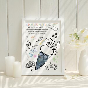 Puede incluir: Una impresi&oacute;n enmarcada con un borde blanco presenta una ilustraci&oacute;n caprichosa de un cono escolar lleno de dinero, rodeado de garabatos como corazones, estrellas y n&uacute;meros. El texto en la parte superior dice "DU BIS 1. KLASSE!" en letras coloridas.