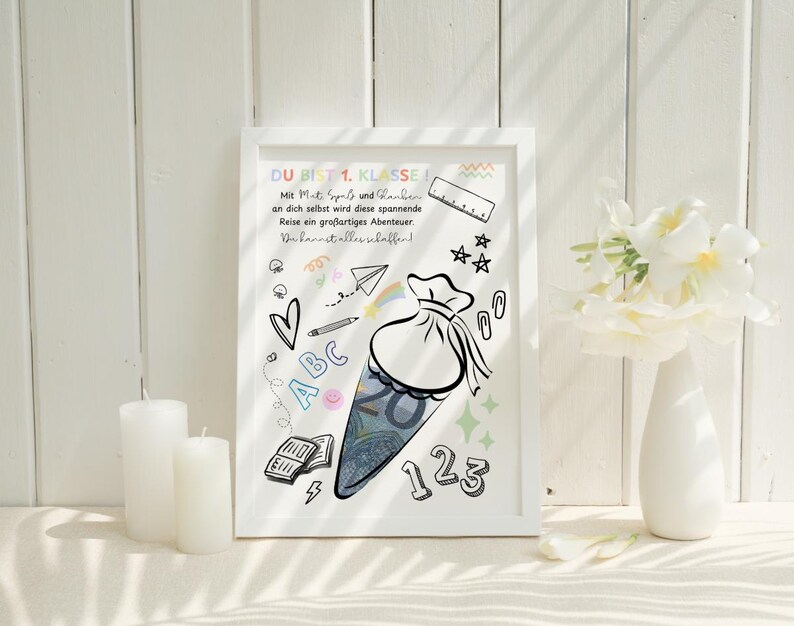 Puede incluir: Una impresi&oacute;n enmarcada con un borde blanco presenta una ilustraci&oacute;n caprichosa de un cono escolar lleno de dinero, rodeado de garabatos como corazones, estrellas y n&uacute;meros. El texto en la parte superior dice "DU BIS 1. KLASSE!" en letras coloridas.