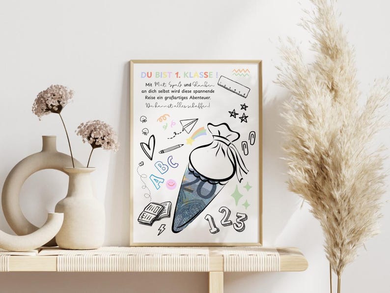Puede incluir: Un cartel enmarcado con texto en alem&aacute;n, incluyendo "DU BIST 1. KLASSE!". Presenta un dise&ntilde;o de cono escolar lleno de dinero, con elementos dibujados a mano como una regla, estrellas y los n&uacute;meros 123.