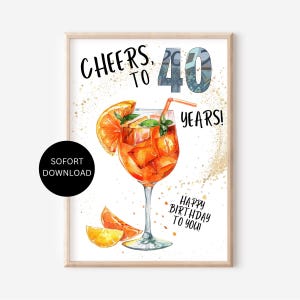 Könnte beinhalten: Ein gerahmter Druck mit einer Aquarellillustration eines Cocktails mit einer Orangenscheibe und Eiswürfeln. Der Text lautet "Cheers to 40 Years! Happy Birthday to You!" Ein schwarzer Kreis mit den Worten "SOFORT DOWNLOAD" befindet sich unten links.
