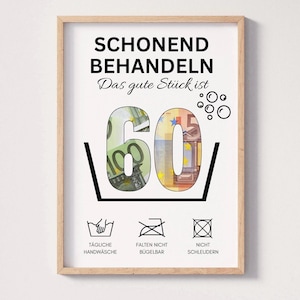 Może przedstawiać: Biały plakat z czarnym tekstem, który brzmi "Schonend Behandeln Das gute Stück ist 60". Liczba 60 składa się z banknotów euro. Pod tekstem znajdują się trzy symbole: symbol prania ręcznego, symbol zakazu prasowania i symbol zakazu suszenia w suszarce bębnowej. Tekst pod symbolami brzmi "Tägliche Handwäsche", "Falten Nicht Bügelbar" i "Nicht Schleudern".