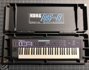 Mini synthétiseur FM KORG DS8 : objet de collection à l'échelle 1/6 avec étui de transport