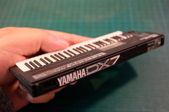 ミニチュアヤマハ DX7 II FD シンセサイザー：1/6スケール