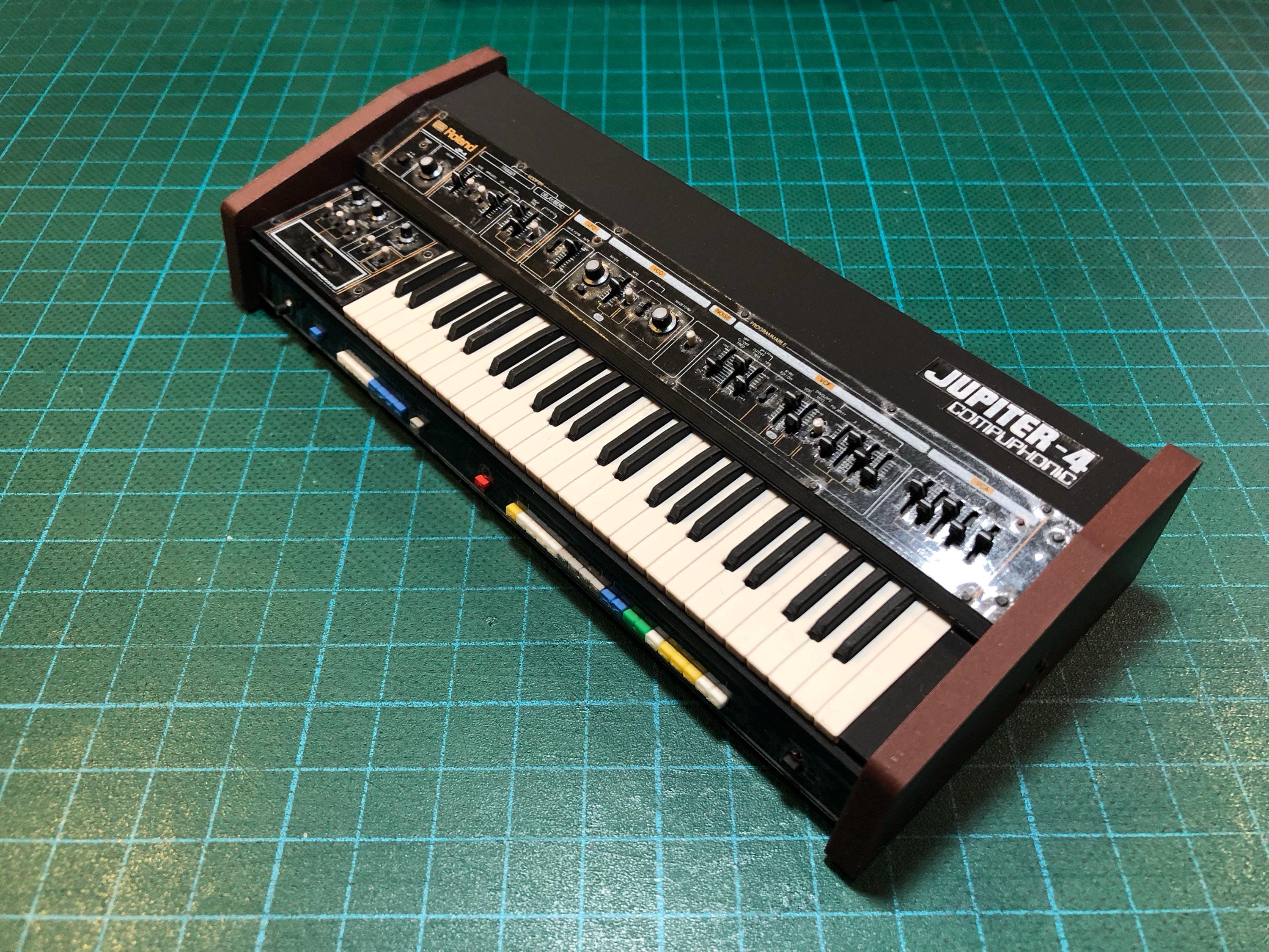 ミニチュア Roland JUPITER 4 シンセサイザー：1/6 スケール