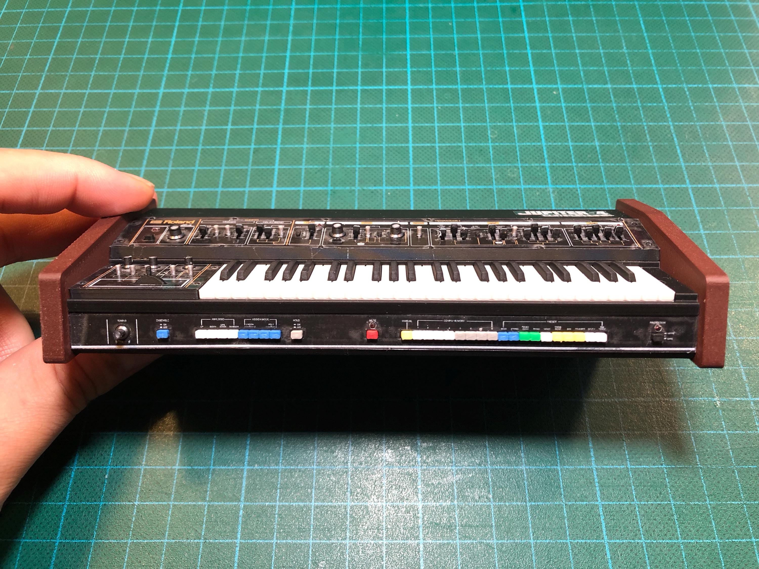 ミニチュア Roland JUPITER 4 シンセサイザー：1/6 スケール